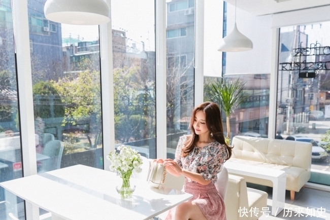 孙允珠:碎花喇叭口青春款上衣配镂空粉色小百褶短裙