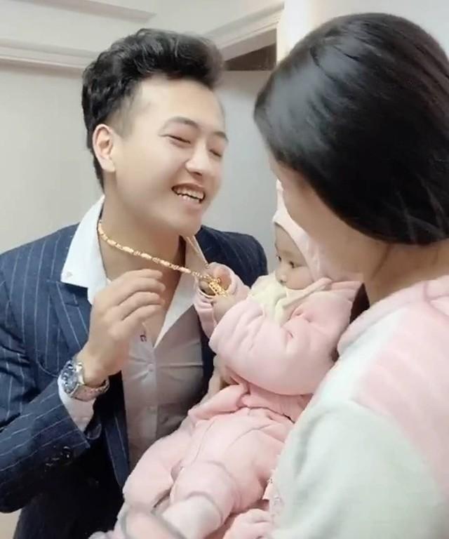 人际交往|舅舅来看宝宝,临走却被外甥抓住金链不放,萌翻了