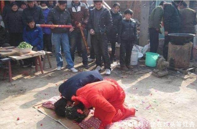 婚礼现场上,新郎新娘灰头土脸,知道真相后让人哭笑不得