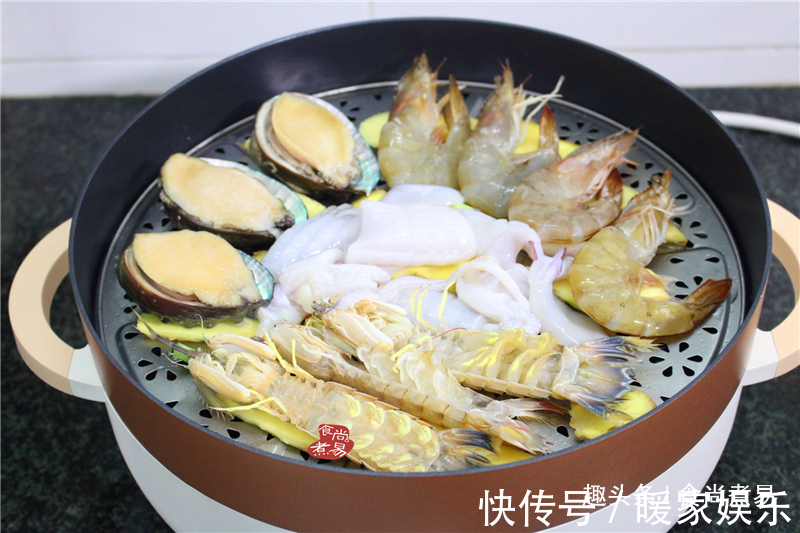 小家庭此法烹调海鲜,食材丰富一锅出,简单快捷,蒸一蒸不热气