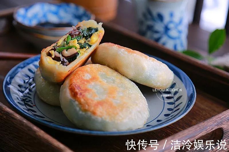 在家做馅饼，和面很重要，照着做馅饼皮薄馅大，放凉了也软软的