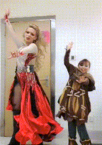 |搞笑GIF:大哥你不要得寸进尺啊,女人的大腿是随便抱的么