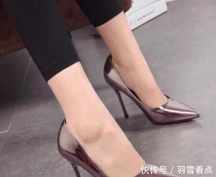 展现出|尖尖的高跟鞋穿上优雅的女性气质,展现出工作场所的直率和干练气质