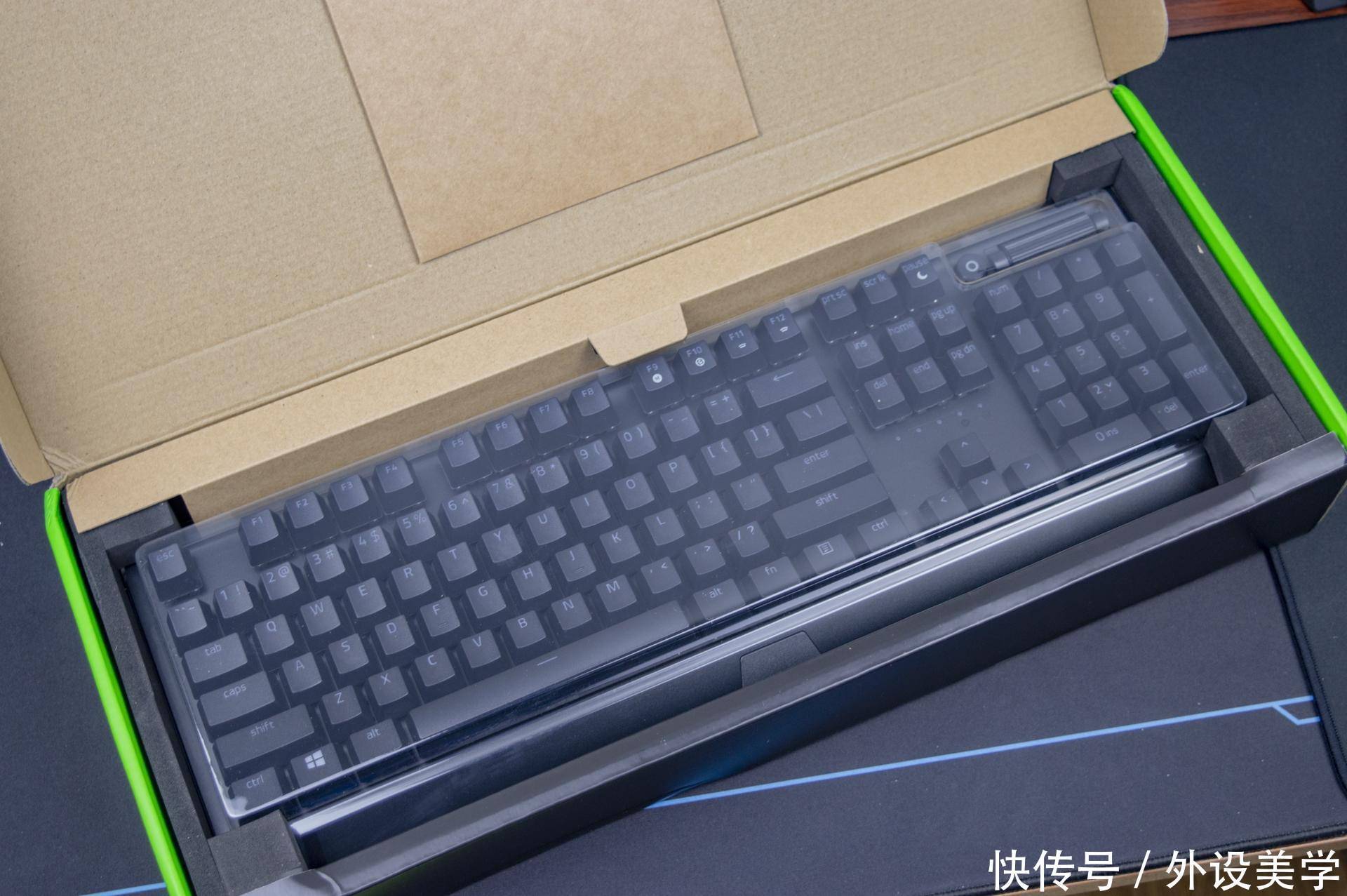雷蛇|以灯之名,传奇再续:雷蛇黑寡妇 V3 绿轴版开箱
