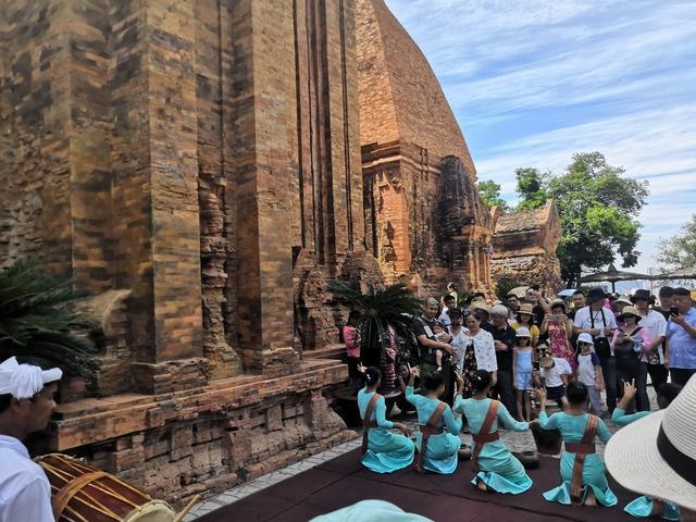 老年|这里的建筑风格有些吴哥窟的味道,但是规模小的多,还是值得一览