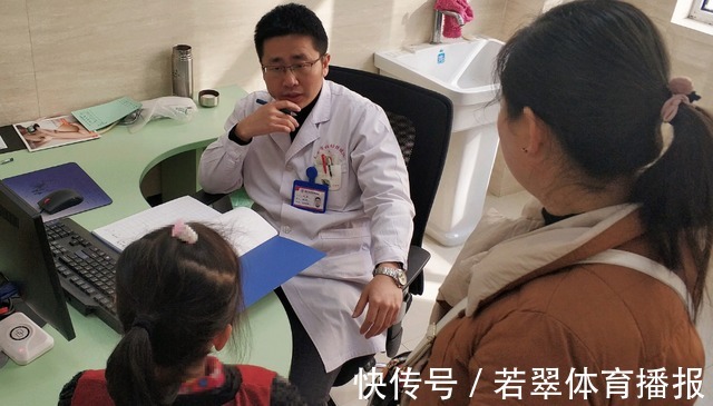 宝宝|四岁宝宝被鱼刺卡喉咙,母亲用这个方法取出刺,大夫连连夸赞