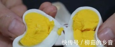 煮鸡蛋冷水、热水下锅都不对,牢记这3点,鸡蛋轻轻一碰就脱壳!