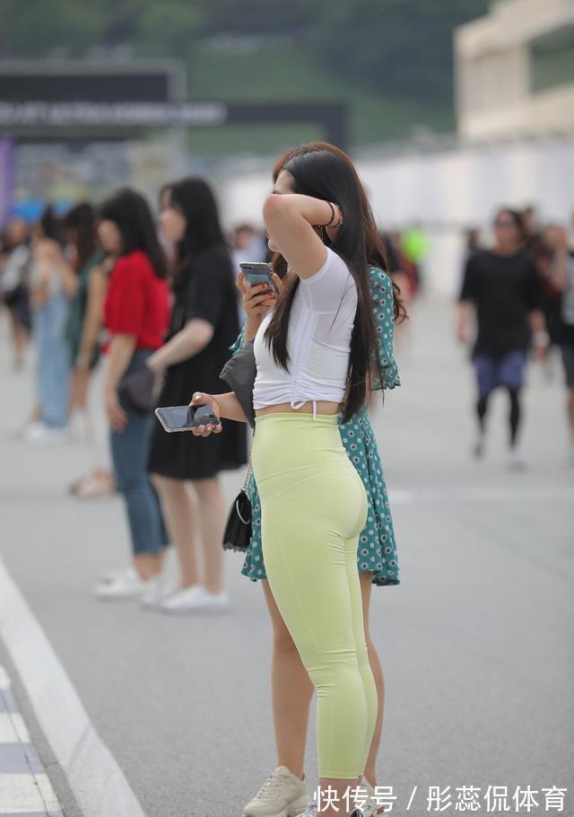 打底裤 彩色打底裤搭配白色上衣，特别有质感，同时显得很俏皮