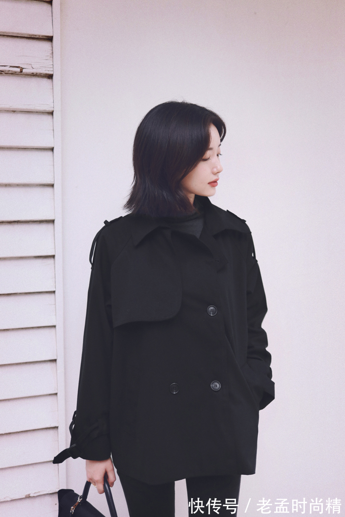 风衣|纯手工水洗棉面料的风衣,与深色的牛仔裤搭配显得英气十足