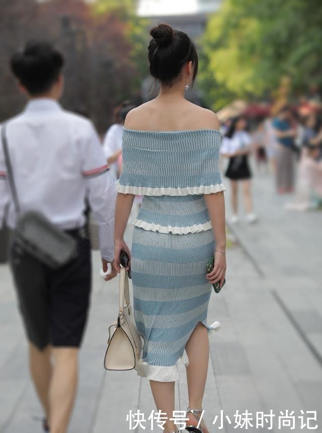 街头美女穿连衣裙秀身材, 却被“拉链”抢镜, 展现不一样的知性美