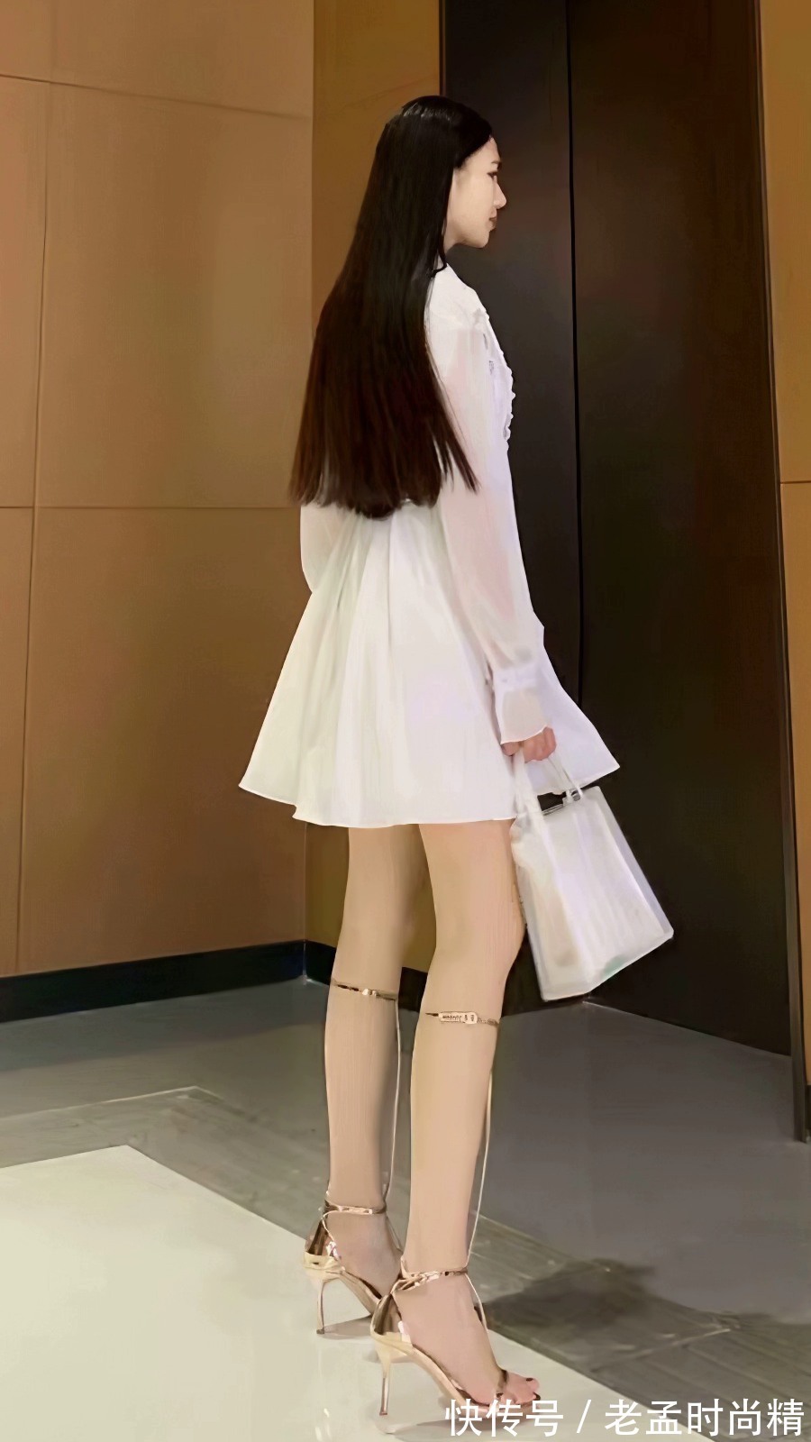 性感 时尚街拍:美女白色高腰连衣裙秀性感身材,尽显迷人魅力女人味