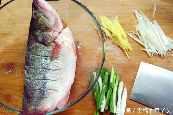 做清蒸鱼,全程不要用盐和料酒,学会厨师这一招,鱼肉鲜嫩无腥味