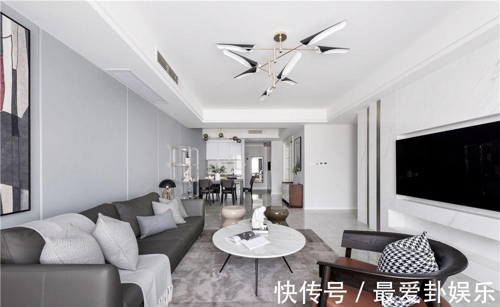 黑白灰|经典的黑白灰作为主色调,加入一些柔和的元素,打造舒适的四居室