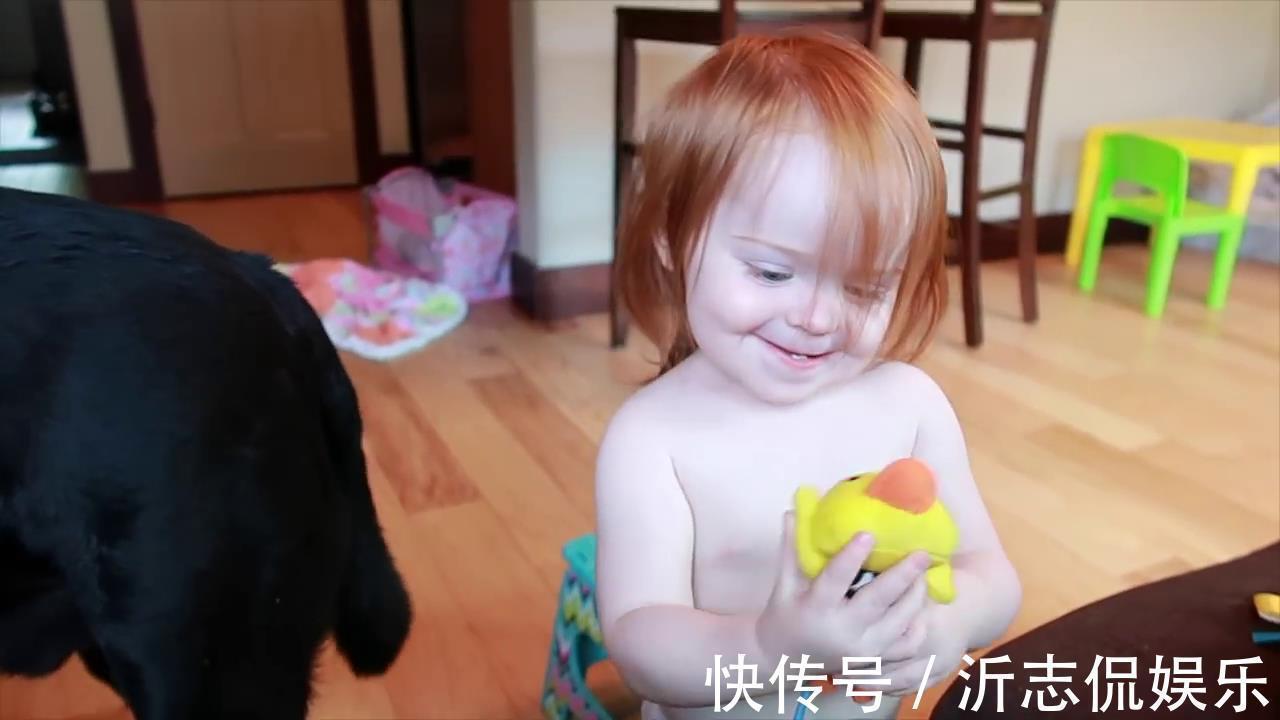 大弟弟|1岁半萌娃第一次帮5月大弟弟的忙,下一刻小家伙的反应,好玩了