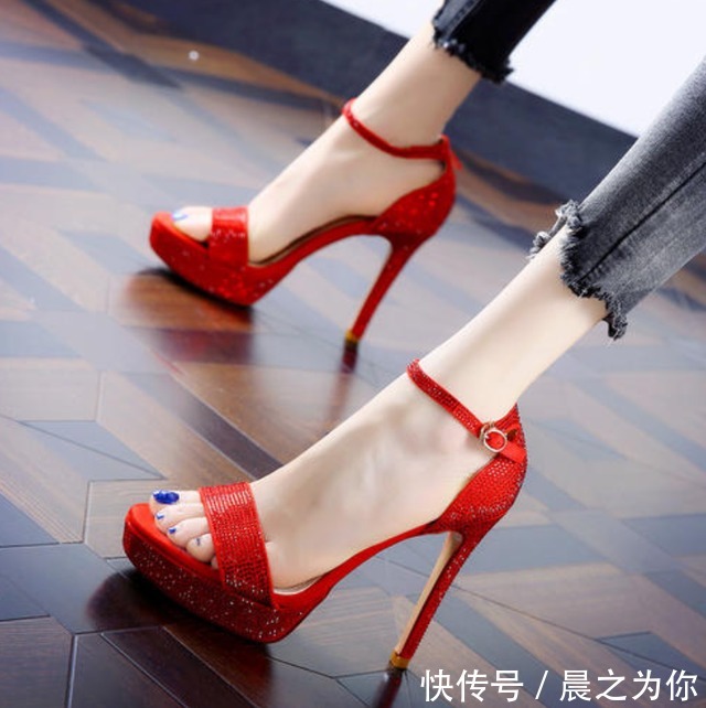 穿搭 尖头细高跟鞋,拉升女性腿部线条,彰显优雅气质