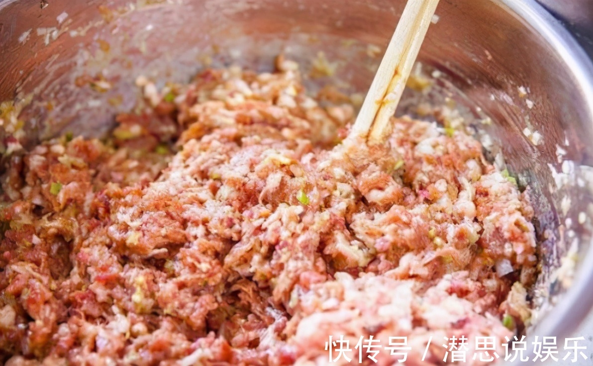拌饺子馅,先调味还是后调味做对了,饺子鲜嫩多汁,入味还不腥