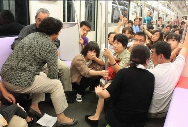 地铁|孕妈在地铁上被逼让座，一波三折后，小学生的话让众人羞愧