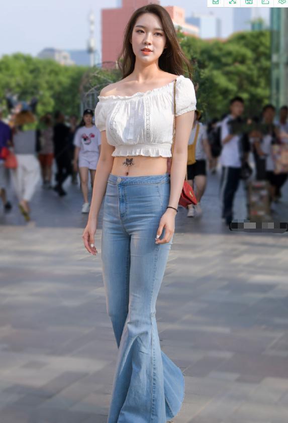露脐装|时尚抹胸搭配显瘦喇叭裤,简单又清凉,尽显个人魅力