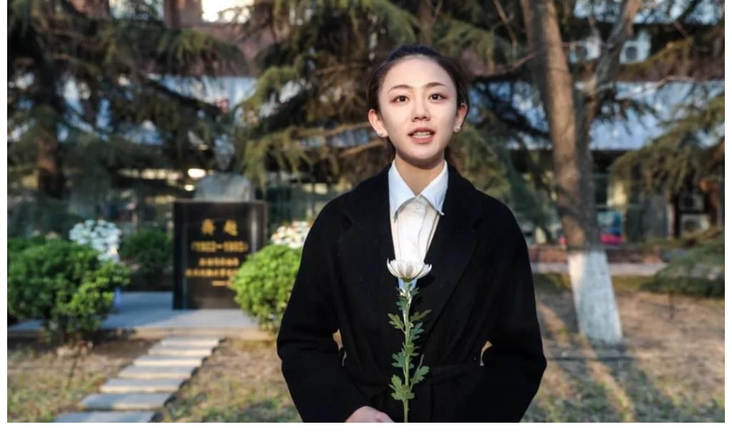 拿过主持人比赛冠军，后加盟芒果台，成《你好星期六》见习班成员