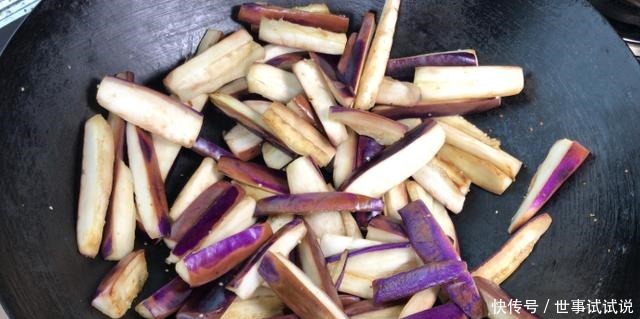 炒茄子时,切记不可直接下油锅!学会关键一步,茄子不发黑不油腻