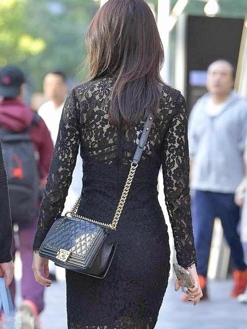 连衣裙 身穿蕾丝连衣裙的小姐姐,搭配显女人的S型身材!