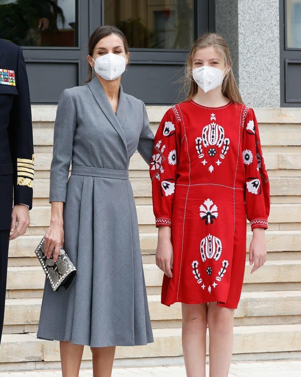 西班牙一家合体,小公主长胖萝卜腿上大块疤抢镜,穿红裙美过姐姐