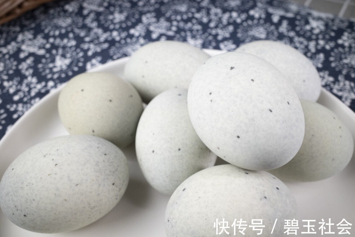 凉拌|皮蛋直接凉拌,难怪吃着又腥又涩,多做1步,皮蛋鲜香又嫩滑