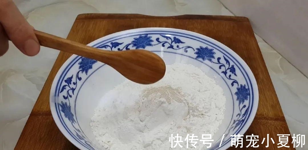 油条这样做才简单，冰箱里一放，简单又好吃，学会天天不起早