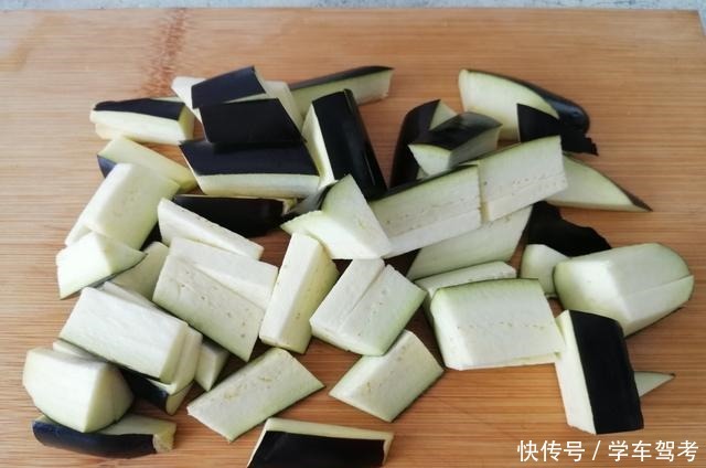 炒茄子时，多加1步，茄子不吃油不发黑，怎么炒都好吃