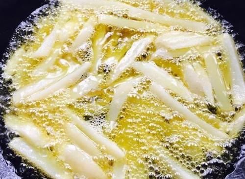  炸薯条时，直接下油锅是不对的，教你正确做法，薯条酥脆不发软