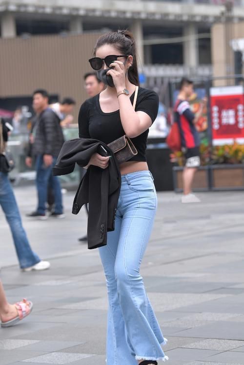 穿腻了普通牛仔裤,那就试试牛仔喇叭裤,让你的造型轻松个性起来