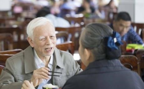 小知识|百岁老人“血管”年轻像70岁,养生与喝水睡觉无关,与此3事有关