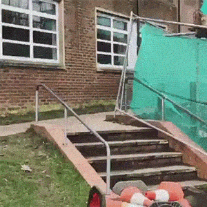 |搞笑GIF：世界上最可怕的荡秋千，给钱我都不去