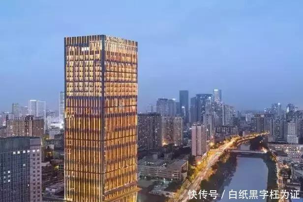 中国首富投资30亿，用400吨翡翠建了一堵墙奢华得吓人