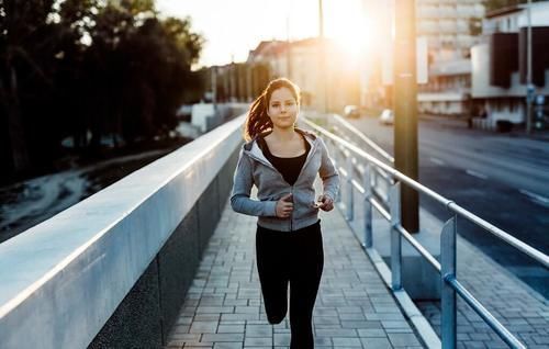 发胖|肚腩太大怎么减?戒掉2个恶习,坚持2个减腹方法,有效减低腰围