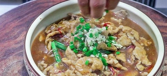 水煮肉片怎样做才好吃大厨教你小技巧，肉片滑嫩鲜香，开胃下饭