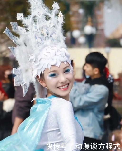 好友|杨超越同一届好友陈语嫣,现身迪士尼工作,网友:两人差距太明显