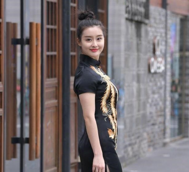 凤凰 精致美女身穿霸气的黑色“凤袍”,独特气质让人惊艳