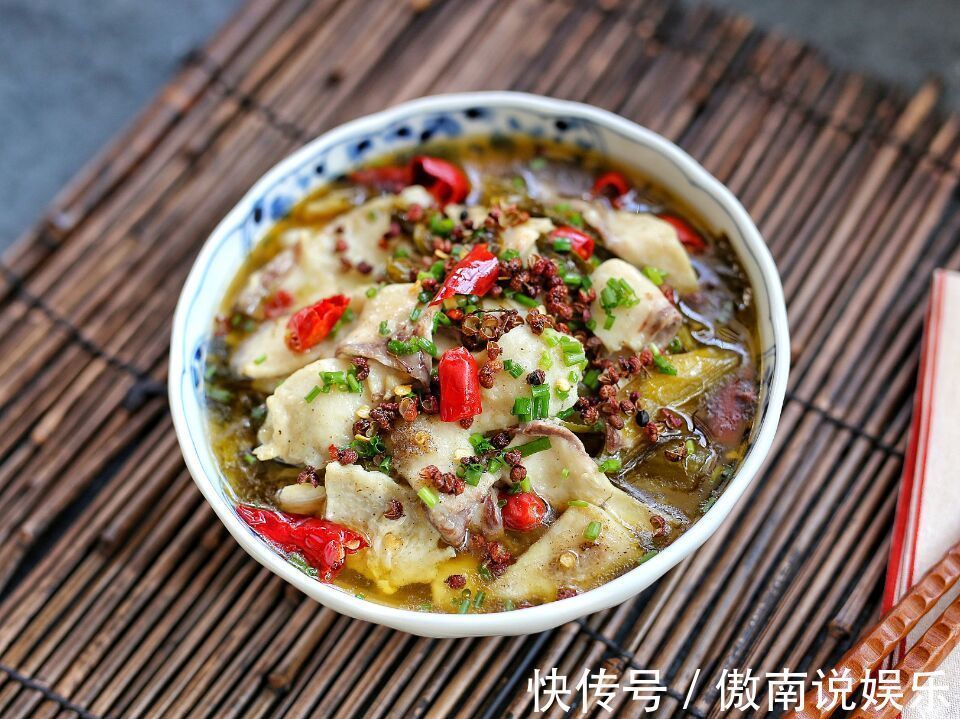 教你简版酸菜鱼做法,汤汁酸爽,鱼肉滑嫩,一次一锅都不够吃