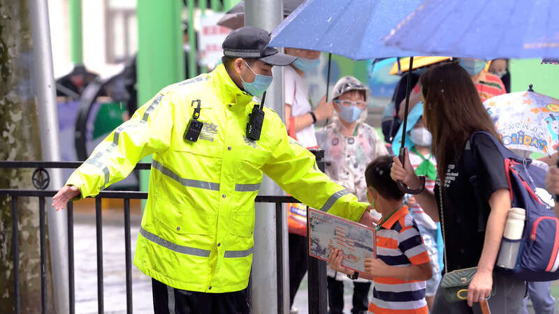 外滩|下班去说一段脱口秀？上海外滩执勤的交警小哥火了！
