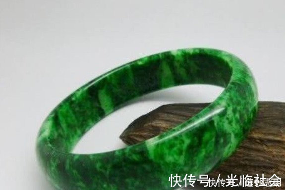 翡翠|都说翡翠以绿为尊,满绿的就一定好吗?这几种满绿千万不能要