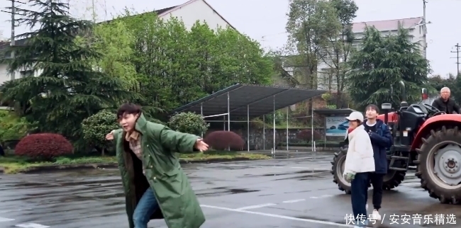 驾照 张艺兴为开拖拉机干活真的拼,嘴上抱怨不容易,却考了拖拉机驾照