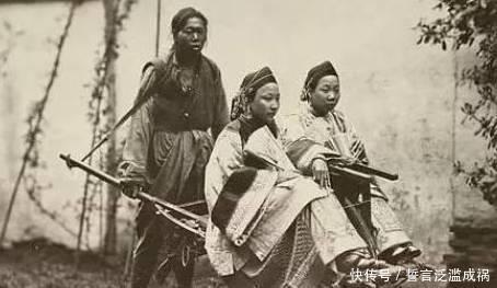 出门|晚清罕见照少爷搂着一妻一妾,宫女出门照!原来电视剧都是假的!