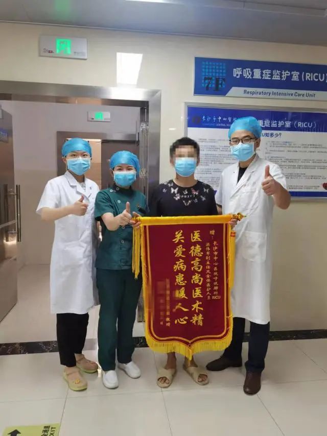 尿毒症|挤了一下脸上的“痘痘”，湖南小伙出现败血症、呼吸衰竭、尿毒症