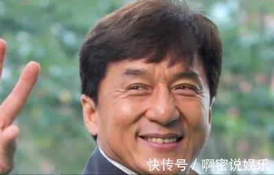 节目录制失控,何炅离席,成龙一脚踹向主持人,网友却说解气