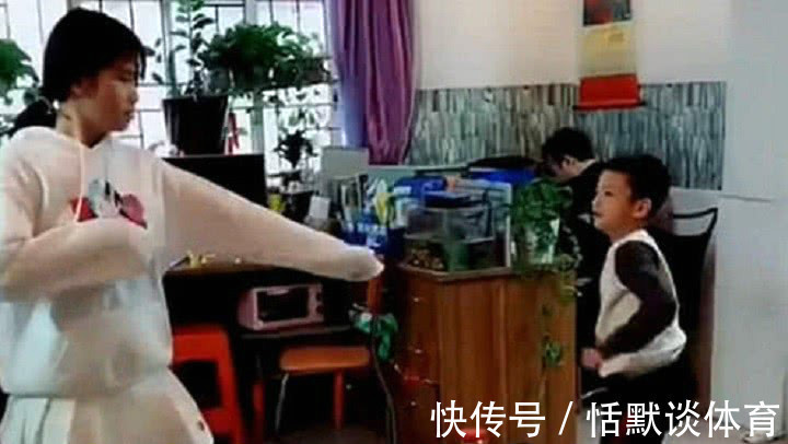 王女士|8岁姐姐打哭3岁弟弟,父母一旁看热闹哈哈大笑:她比我们会教育