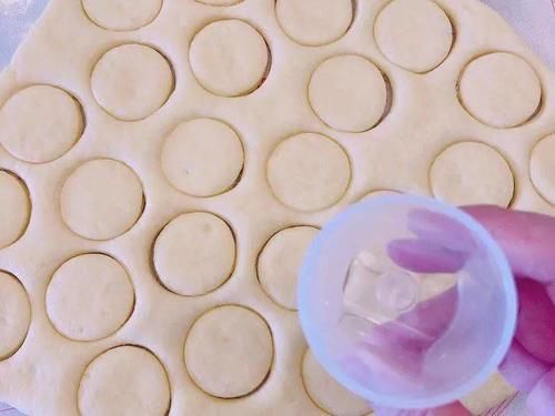 免烤箱，吃过就念念不忘，这款山药小饼看起来其貌不扬