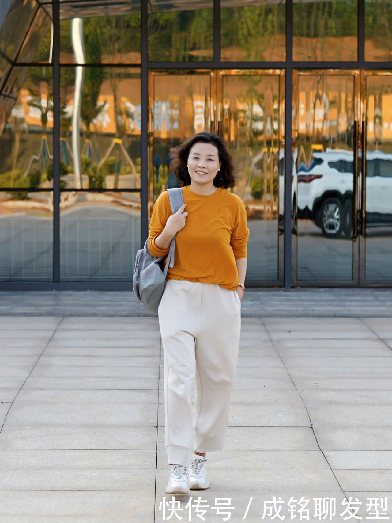 60岁的女性不要总穿小黑裤,直筒裤+平底鞋,优雅气质不输年轻人