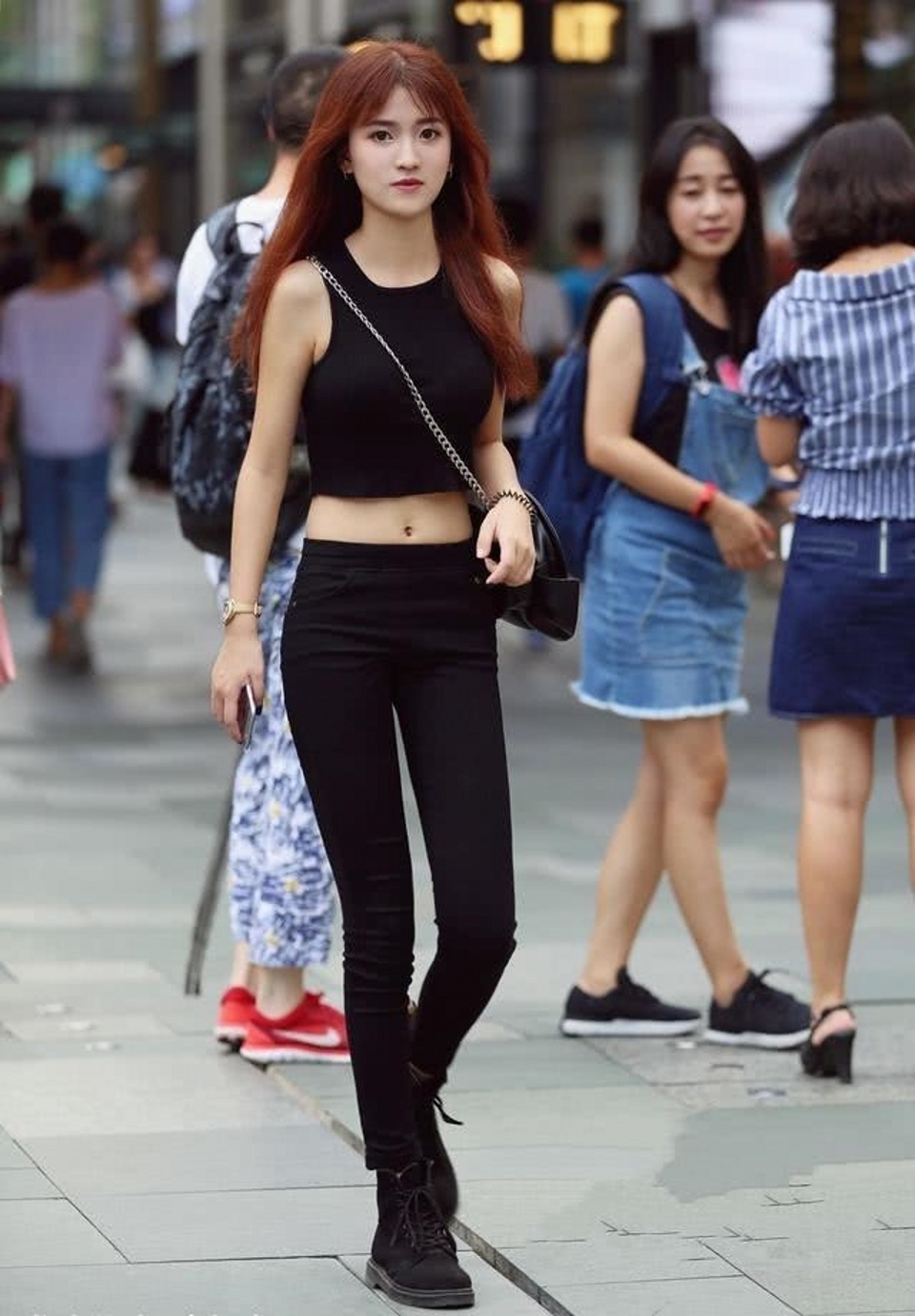 街拍,美女穿一袭小香风的连衣裙,看起来美美哒