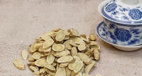 泡水|黄芪与3“物”泡水,滋补气血,活血通瘀,可以使女人拥有好气色